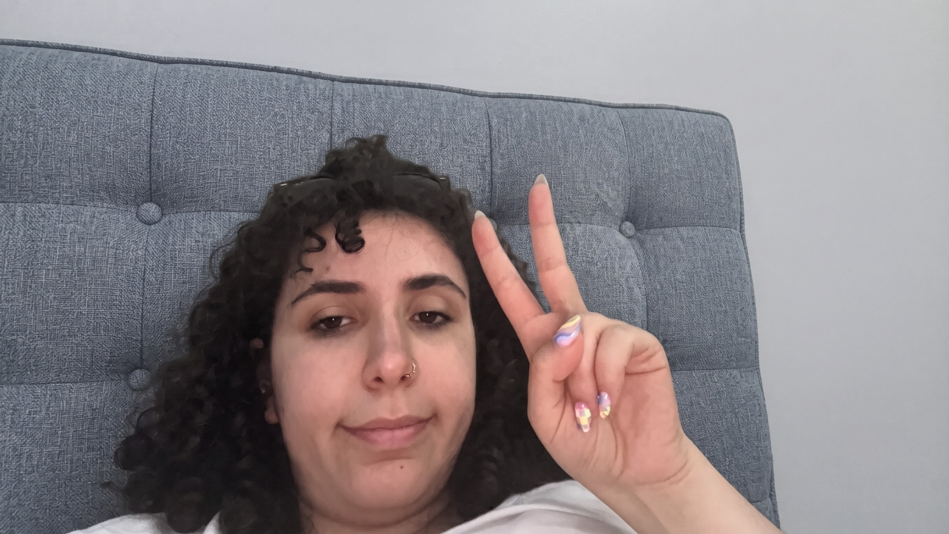 Celine umarmt das Sofa, das sie transportieren möchte